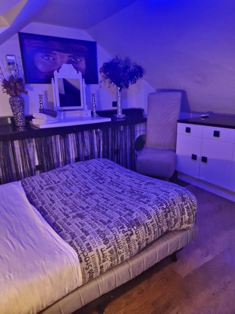 Super Large Apartment in London for Larger Groups - Tap to explore photos
