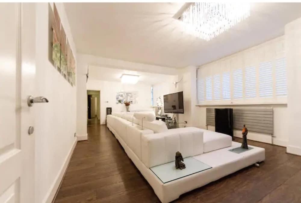 4 Bed Flat - Sleeps 14 - Parking - Game Room -wifi - Tap to explore photos