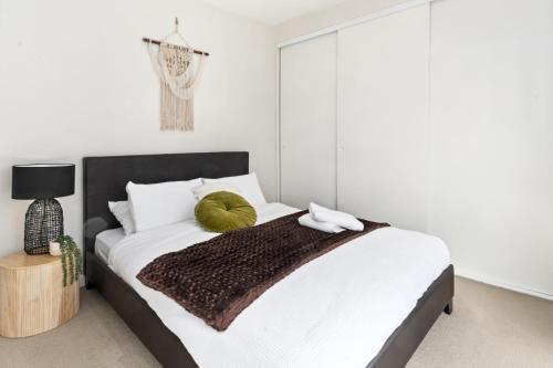 Escape To Melbourne - Stylish 1 Bedroom-Gym - Aircon -Balcony - Tap to explore photos