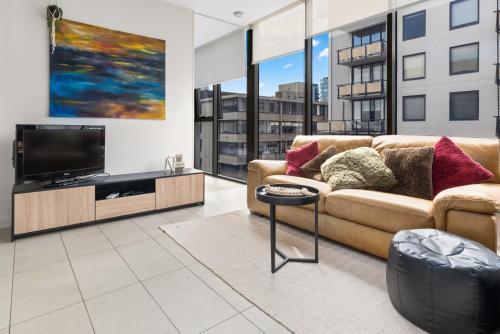Escape To Melbourne - Stylish 1 Bedroom-Gym - Aircon -Balcony - Tap to explore photos