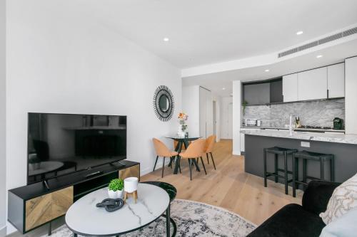 SkyHigh 2BR w Stunning River Views, Gym & Pool - Tap to explore photos