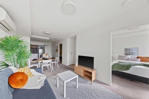A Cozy & Plush 2BR Apt Next to The Yarra River - Tap to explore photos
