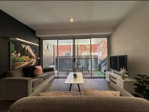 Coastal Comfort 2B2B Port Melbourne - Tap to explore photos