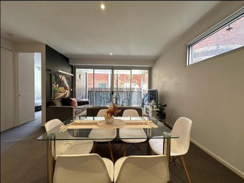 Coastal Comfort 2B2B Port Melbourne - Tap to explore photos