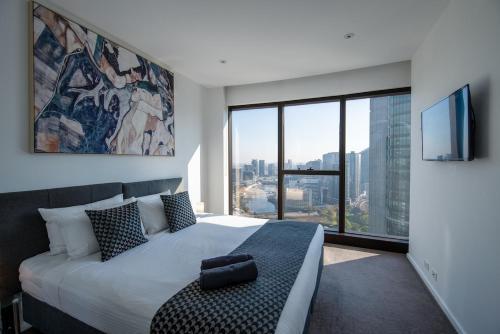 Prima Pearl - Contemporary Apartment with Balcony by Casino and MCEC - Tap to explore photos