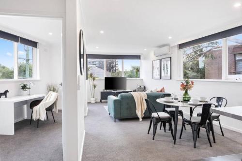 Charnwood 2BR: Homely Haven - Tap to explore photos