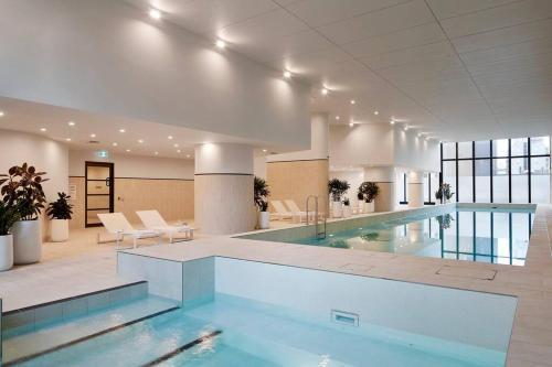 Sky High 180 Panoramic Views-Prime CBD,Pool & Gym - Tap to explore photos