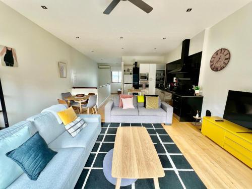 Ascot Vale - Lovely 2 bedroom townhouse close to everything! - Tap to explore photos