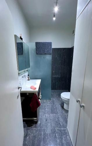 Ascot Vale - Lovely 2 bedroom townhouse close to everything! - Tap to explore photos