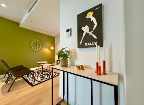 1 BRM, Sea View, Newly Renovated, Next to Crown - Tap to explore photos