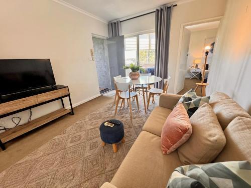 Windsor Prahran Sunny Spacious 1 Bed with Sunroom - Tap to explore photos