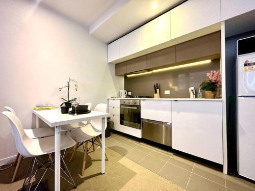 Melbourne Central 1BR Luxe Hideaway - Tap to explore photos