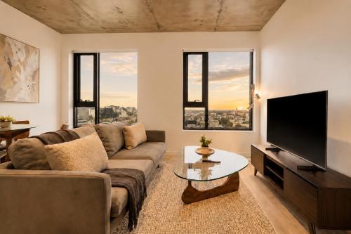 Stature 2BR Level 14 - Pool, Gym, Balcony & Views - Tap to explore photos