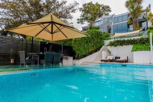 House with the pool on the edge of Sydney Harbour! - Tap to explore photos