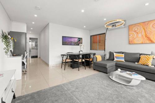 Stylish Spacious Modern 1 BDR Balcony BBQ AirCon Lift - Tap to explore photos