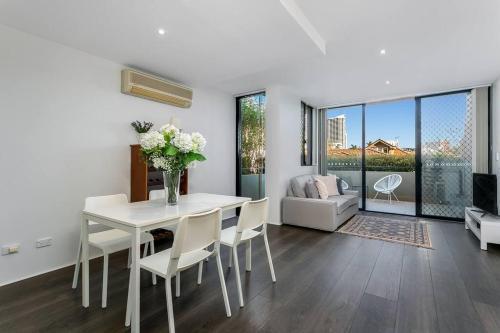 WILL1 - Stylish 2-Bed 2-Bath Oasis in Crows Nest Village - Tap to explore photos