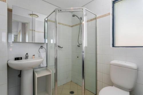 WILL1 - Stylish 2-Bed 2-Bath Oasis in Crows Nest Village - Tap to explore photos