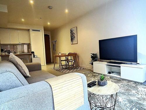 Cosy Beach Apartment with Free Secure Car Park - Tap to explore photos