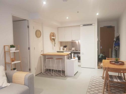 Cosy Beach Apartment with Free Secure Car Park - Tap to explore photos