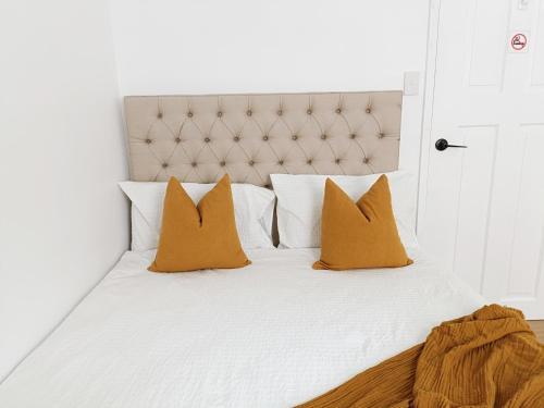 Stunning Queen Room 1Min Walk to Station with 55 Inch TV - Tap to explore photos