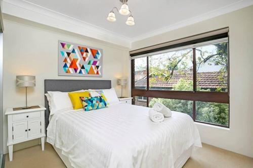 CN016-Modern Crows Nest Apartment, Easy CBD Access - Tap to explore photos