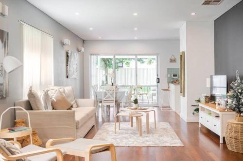 NEW furnish, 3 min SYD airport, 1 min walk beach - Tap to explore photos