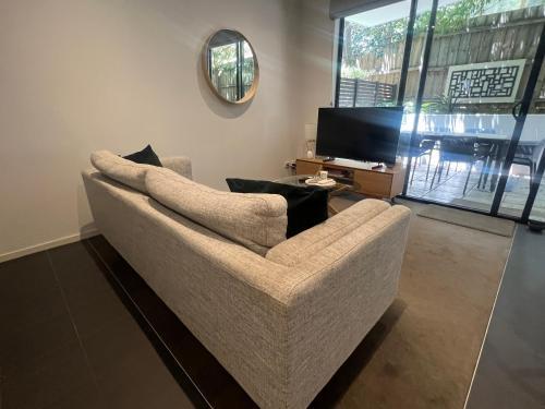 Glen Iris Gem - Modern Apartment with Car Park - Tap to explore photos