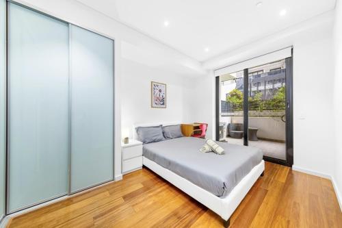Modern 2BR Ground-Floor APT in Heart of Burwood - Tap to explore photos