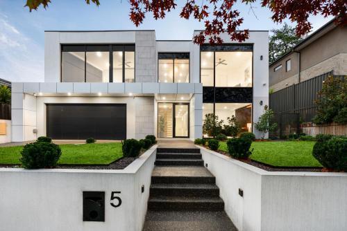 5 Ensuite Luxury Holiday House Balwyn North