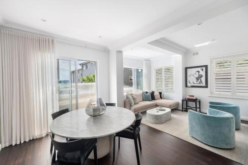 1BR Luxe Harbourside Living free parking - Tap to explore photos