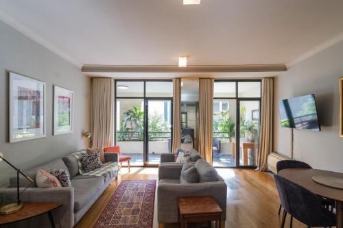 Stunning 1Bed Surry Hills Balcony Apt w Parking - Tap to explore photos