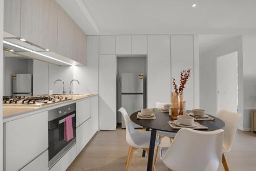 Real Docklands：Tranquil & Bright-Water Views2B1B1C - Tap to explore photos