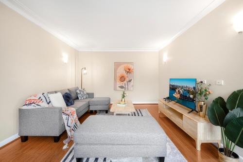 Bexley 5Br near Train & Shpping with pool 10ppl First Floor - Tap to explore photos