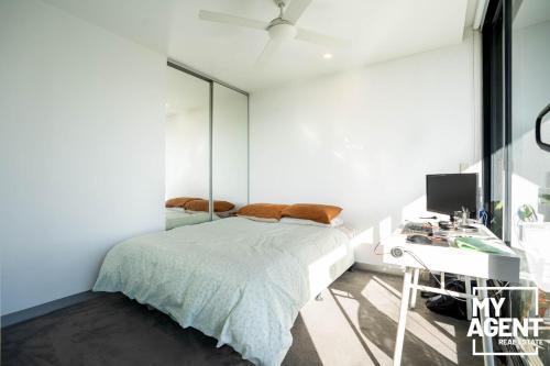 Wonderful Port Melbourne 2 Bedroom - sleeps 4 - Tap to explore photos