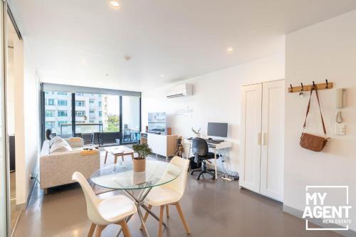 Wonderful Port Melbourne 2 Bedroom - sleeps 4 - Tap to explore photos