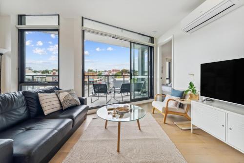 Long Bookings Welcome - Light Filled 2BR Apt with Balcony