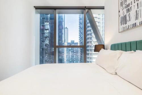 West Side Explore Downtown Melb in Stylish Apt - Tap to explore photos