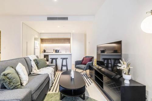 West Side Explore Downtown Melb in Stylish Apt - Tap to explore photos