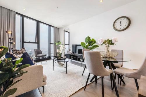 Queens Place Classy Lvl 69 Apt w Skyline Views