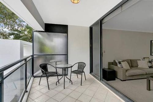 HERB1-Tastefully Furnished & Designed St Leonards - Tap to explore photos