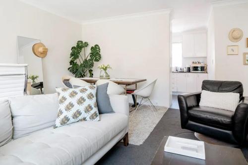 Lovely bedroom in eastern suburbs - Tap to explore photos