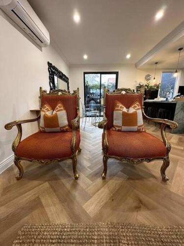 Stunning Townhouse - 10 min to CBD - Tap to explore photos