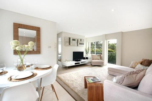 VELLY-Modern Light 2BR Moments from Clovelly Beach - Tap to explore photos