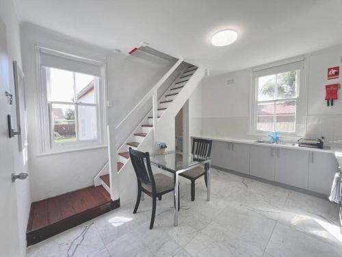 One bedroom loft close to Ashfield Station - Tap to explore photos