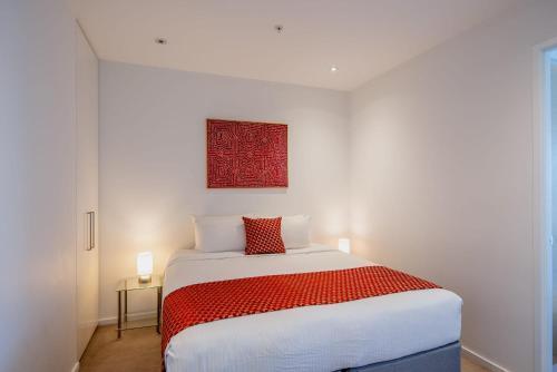 Prima Pearl - Superior Apartment with River and Flames Views - Tap to explore photos