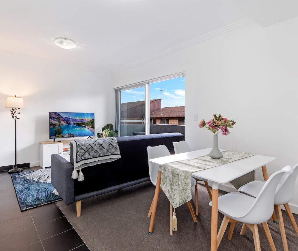 Kozyguru | Harris Park | Charming 1R Two-Story Apt