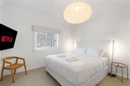 Elegant Darling Point 2BR with Balcony Near Harbour