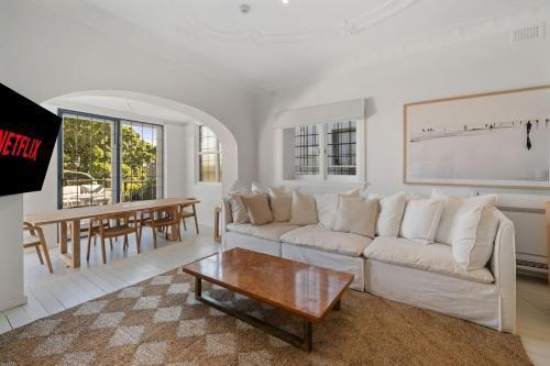 Elegant Darling Point 2BR with Balcony Near Harbour - Tap to explore photos