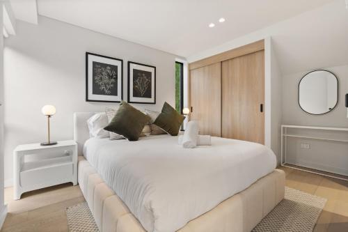Architectural 4BR Terrace Walk to Fish Market - Tap to explore photos