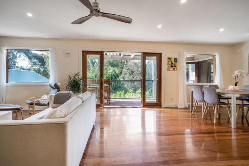 The Panoramic Tree View Home in Melbourne City - Tap to explore photos